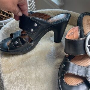 Born Woman’s Heeled Leather Sandals in SZ 7 in gently used condition